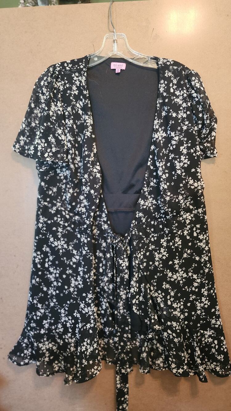 • Mi Ami Francescas Floral Wrap Dress Black White Short Sleeve Mini Size M #653